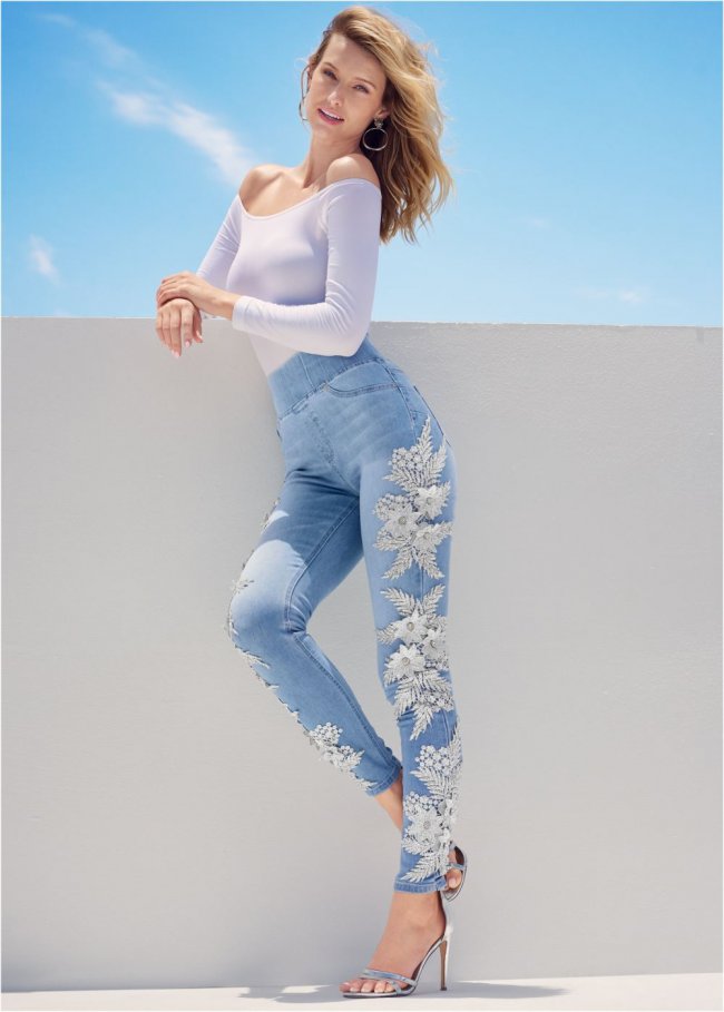 Venus Floral Embellished Jeggings in Light Wash Venus Floral Embellished Jeggings in Light Wash