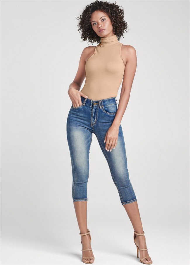 Venus Elastic Waistband Jean Capris in Medium Wash Venus Elastic Waistband Jean Capris in Medium Wash