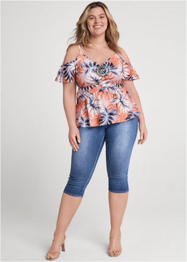 Venus Plus Size Capri Jeans in Medium Wash Venus Plus Size Capri Jeans in Medium Wash